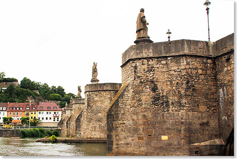 Die Alte Mainbrcke in Wrzburg, neben der Festung Marienberg  d a s  Wahrzeichen der Stadt.