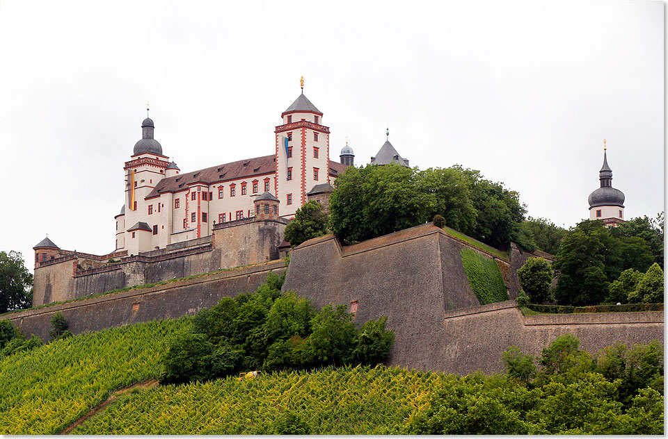 Nach dem Abendessen verabschiedet sich MS BELLEJOUR von Wrzburg mit einem letzten Blick auf die Festung Marienberg. Schon wenige Augenblicke spter taucht das Schiff wieder in die Ufernatur ein. 