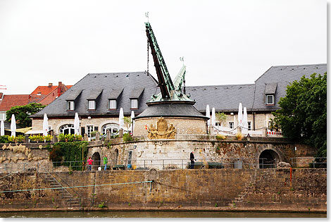 Der Alte Kran direkt am Main, unterhalb der Alten Mainbrcke. Dahinter der Brauerei-Gasthof Alter Kranen.