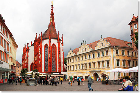 Die Marienkapelle vom Oberen Markt aus gesehen, daneben das Falkenhaus.