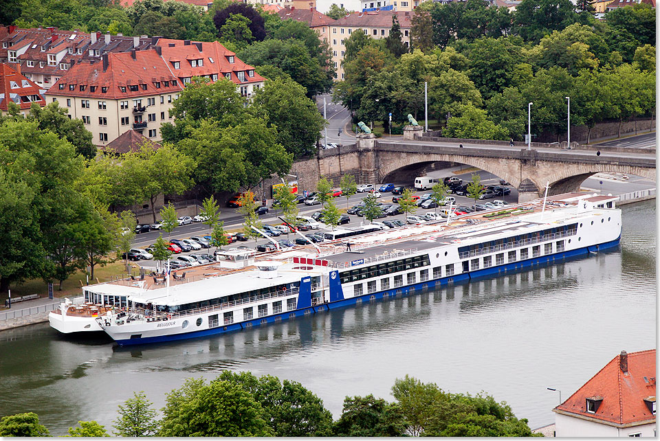 Blick auf die BELLEJOUR, die in 2. Reihe an der VIKING SKADI vor der Wrzburger Lwenbrcke festgemacht hat.