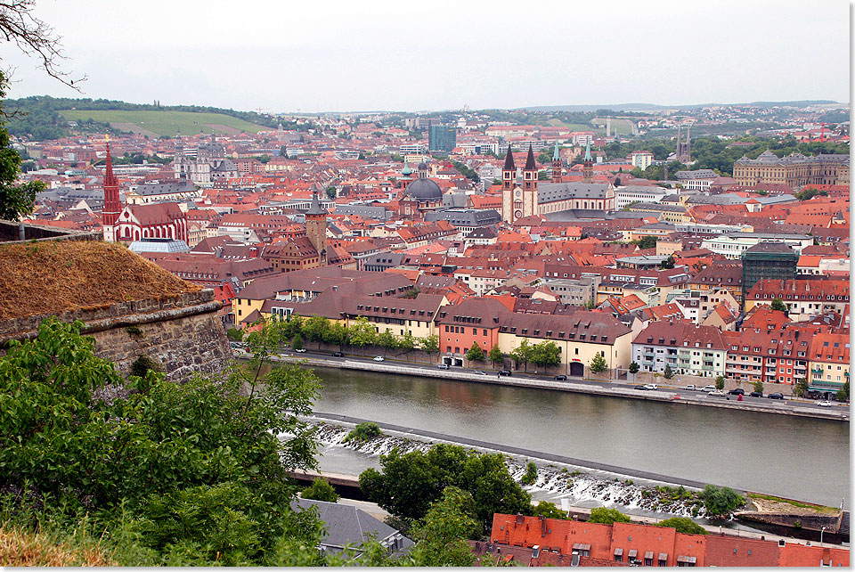 Von der Festung Marienberg schweift der Blick ber Wrzburg, die Stadt der Kirchen und Studenten  und die Hauptstadt von Unterfranken.