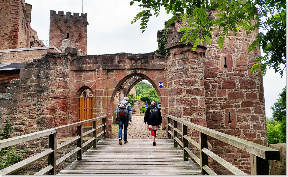 Die Ruine der Henneburg befindet sich am Maintalhhenringweg etwa 100 Meter ber dem rechtsmainischen Stadtprozelten am Sdrand des Spessarts.