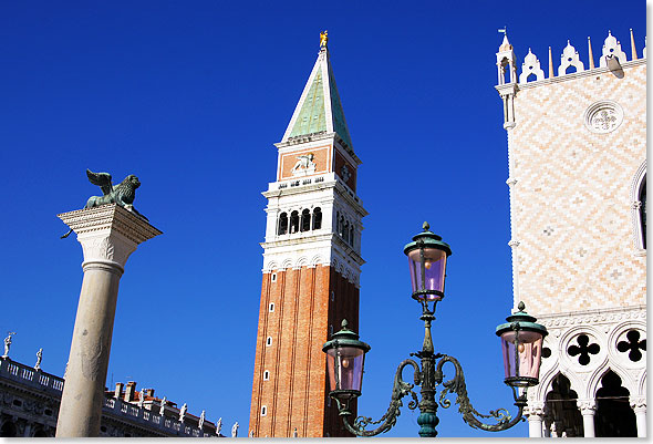 In Venedig beginnt diese klassische Reise. Im Bild die Granitsule mit dem Lwen des Heiligen Markus, dem Namensgebers des Markusplatzes, der Campanile und der Dogenpalast. 