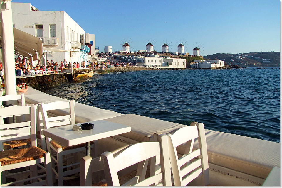 Das malerische Mykonos ist berhmt fr seine herrlichen Strnde, die sanfte hgelige Landschaft und die alten Windmhlen.