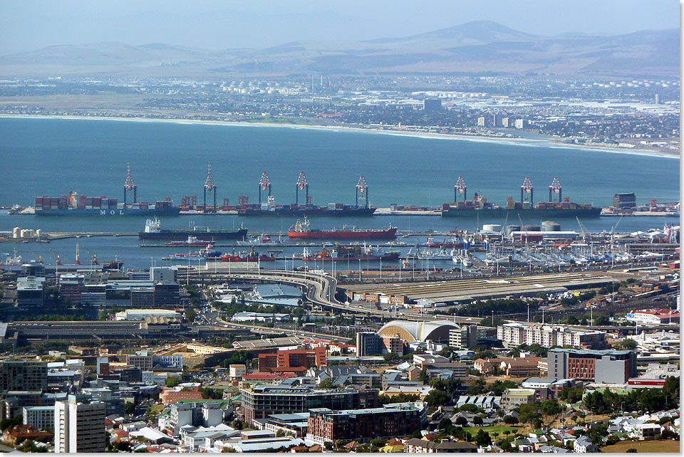 Unter dem Tafelberg liegt Kapstadt mit seinem wichtigen Hafen wie eine Spielzeugstadt.