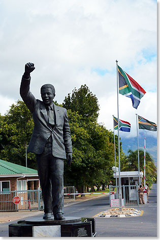 Eingang zum Gefngnis, in dem Nelson Mandela die letzten Jahre seiner Haft verbrachte. Ein Denkmal zeigt den ersten schwarzen Prsidenten des Landes.