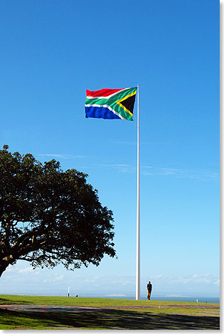 Die Flagge Sdafrikas symbolisiert mit ihren Farben das friedliche Zusammenleben von Menschen aller Hautfarben.