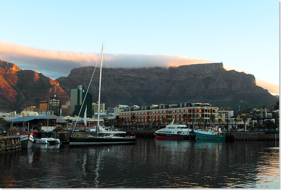Im Abendlicht vom Hafen aus gesehen: der Tafelberg von Kapstadt. ber seinem Kamm hngt das Cloudy Tablecloth, eine Wolke wie ein Tischtuch.