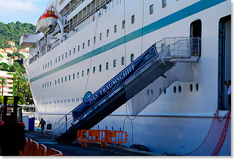 Die MS AMADEA wird als das neue Traumschiff gefeiert, wie die Gangway hier in Nizza zu Beginn der Reise beweist.