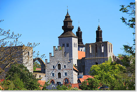 Die Doppeltürme der Visbyer Domkirche Sankt Maria hinter den Ruinen von Sankt Lars und Drottens.