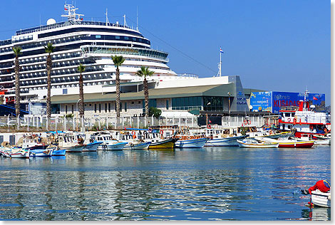 Beim Zeus: nicht gerade eine Kleinigkeit, die da im Hafen von Kusadasi liegt und alle Blicke auf sich zieht  die NIEUW AMSTERDAM der Holland America Line.