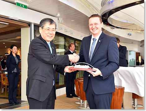 AIDAprima-bergabezeremonie, links Shunichi Miyanaga, President und CEO MHI, rechts Felix Eichhorn, AIDA Cruises.