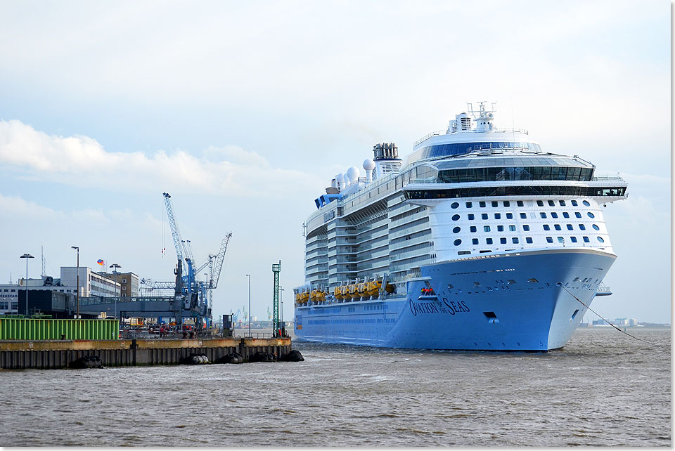 Die OVATION OF THE SEAS ist nach einer mehrtgigen Werftprobefahrt in der Nordsee am spten Ostermontag in Bremerhaven eingetroffen. 