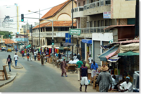 Auch am Sonntag sind in Dakar Verkaufsstände und Buden geöffnet. Im Senegal leben vor allem Muslime. Das Verhältnis zur christlichen Minderheit gilt als entspannt.