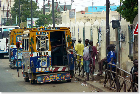 Öffentlicher Nahverkehr in Dakar. Bunter kann man Busse kaum bemalen. Sind sie voll, beginnt die Fahrt. In Afrika gehen die Uhren anders.