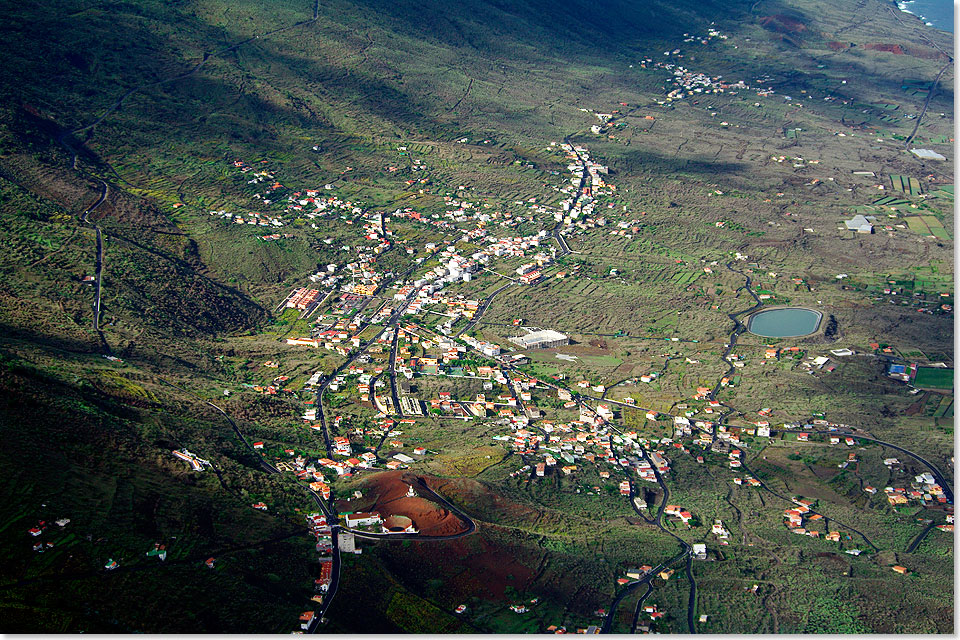 Wie Spielzeug liegen die Huser am Fu einstiger Vulkane auf El Hierro, der kleinsten der sieben Hauptinseln der  Kanaren, in dichtem Grn. Weiter oben in den Bergen wten gelegentlich Waldbrnde.