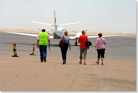 Die Cessna wartet, der Pilot holt auf dem kleinen Flughafen von Walvis Bay seine Gäste für den Rundflug über 600 Kilometer Wüste ab.