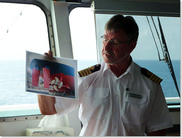 Kapitän Hubert Flohr erläutert an seinem Arbeitsplatz auf der Brücke Besuchern, wie die AMADEA angetrieben und gesteuert wird.