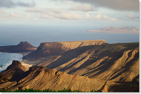 Afrika ist nahe. Kahle Bergmassive bestimmen São Vincente. Zwischen ihnen liegen große leere Strände.