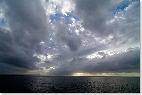 Die Strae von Gibraltar verbarg mehr als sie zeigte. Das Land zu beiden Seiten blieb unklar. Doch ber das Wasser und die klare Kimm zogen im scharfen Westwind kraftvolle Wolken. 