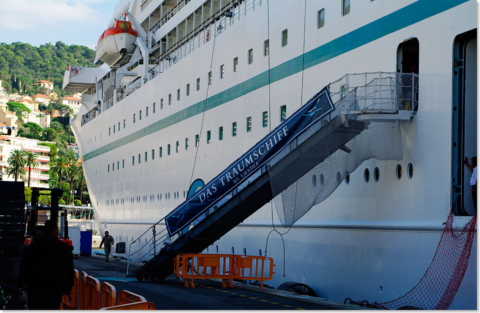 Die MS AMADEA wird als das neue Traumschiff gefeiert, wie die Gangway hier in Nizza zu Beginn der Reise beweist. Unterwegs gab Kreuzfahrtdirektorin Manuela Bzdega bekannt, dass die DEUTSCHLAND im Sommer fr Phoenix fahren wird: Grund zum Feiern. Doch die neuen Folgen der Traumschiffserie werden auf der AMADEA gedreht.