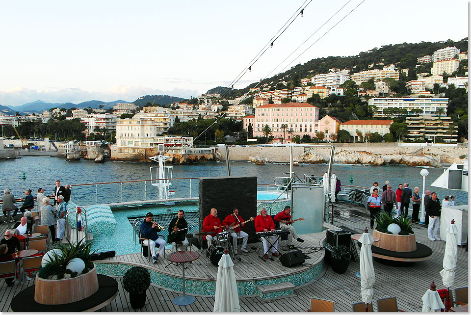 Die Amadea Show Band auf dem Achterdeck beim Auslaufen in Nizza, sechs Herren aus der Ukraine in farbigen Jacken. Man kennt die Musiker, die alle Stile beherrschen und alle Knstler begleiten, sonst nur im Smoking und im dunklen Anzug, wenn sie in der Atlantik Lounge aufspielen.