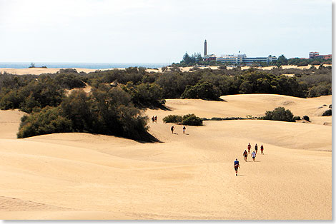 Wüste oder Strand? Große Sanddünen liegen zwischen Stadt und Küste. Badehose und Badeanzug gehören in Playa del Ingles  auf Gran Canaria zur Stadtkleidung. Der Weg zum Wasser ist lang.