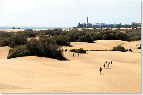 Wste oder Strand? Groe Sanddnen liegen zwischen Stadt und Kste. Badehose und Badeanzug gehren in Playa del Ingles  auf Gran Canaria zur Stadtkleidung. Der Weg zum Wasser ist lang.