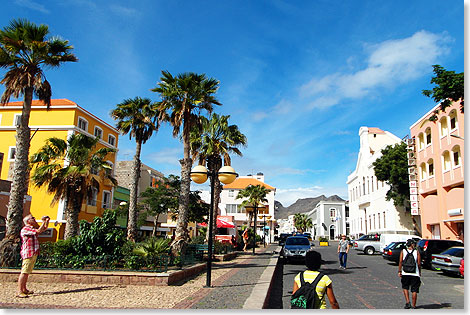 Die Innenstadt Mindelos ist schmuck und sauber. Nirgendwo auf den Kapverden gibt es mehr Gebäude im Kolonialstil. Gepflegte Straßen mit Beleuchtung,  kleine Parks mit schattenspendenden Pavillons laden ein. 