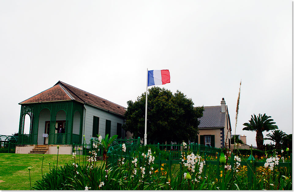 Longwood auf St. Helena. In diesem Haus verbrachte der einst mchtigste Mann der Welt seine letzten sechs Jahre. 1821 starb Napoleon hier. Seit 1840 ruhen seine Gebeine im Invalidendom in Paris. Das Grundstck auf der Insel ist seit der Zeit franzsischer Besitz.