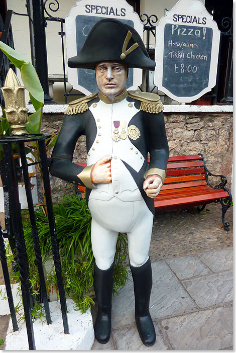 Noch aus Holz herrscht er: Napoleon ist auf St. Helena immer gegenwärtig – wie  hier vor einem Restaurant an der Hauptstraße von Jamestown.