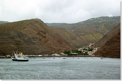 Kein Hafen fr die AMADEA oder das Postschiff aus Kapstadt. Doch die Reede vor Jamestown, dem Hauptort der Insel St Helena, liegt gut geschtzt.