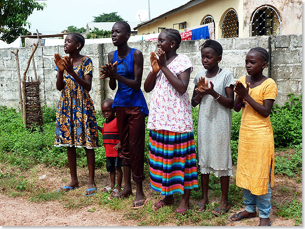 Lachende Kinder in den Dörfern. Geschenke oder Geld wurden gern entgegengenommen.