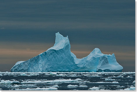 Die ORTELIUS passiert einen schönen blauen Eisberg.