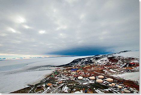 Die McMurdo-Station vom Observation Hill betrachtet.