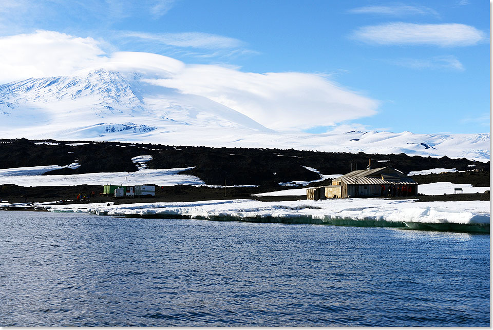 Die Region der McMurdo-Bucht, die vom mächtigen Vulkan Mount Erebus überragt wird.
