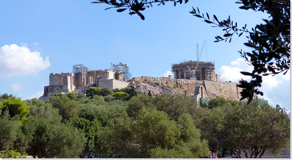 Kennt jemand jemanden, der jemand kennt, der die Akropolis schon mal ohne Gerst und Krne gesehen hat? Auf jeden Fall machen die 2500-Jhrigen Ruinen schwer Eindruck.