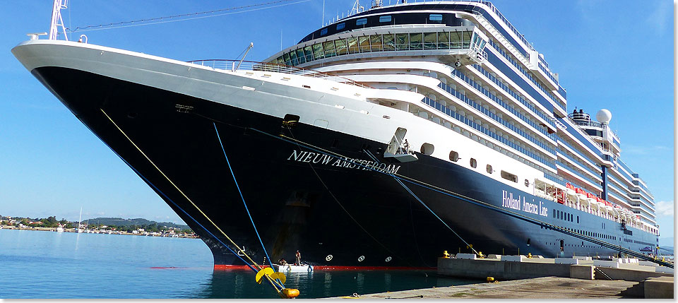 Die NIEUW AMSTERDAM in Katakolon. Macht richtig was her, besonders unter griechischer Sonne: Sie ist eine pingelig gepflegte Lady, nicht nur uerlich.