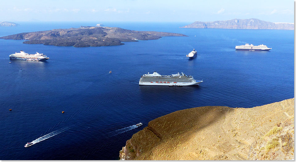 Ja wo liegen sie denn? Vor Santorin. MEIN SCHIFF 1, die RIVIERA von Oceana, die HORIZON von Croisiers de France und die NIEUW AMSTERDAM. 