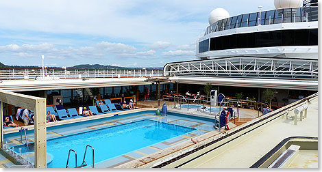 Der groe Pool kann Indoor und Open Air. Das mchtige Schiebedach ffnet ruckzuck, und wenns sein muss, ist es auch fix wieder geschlossen.