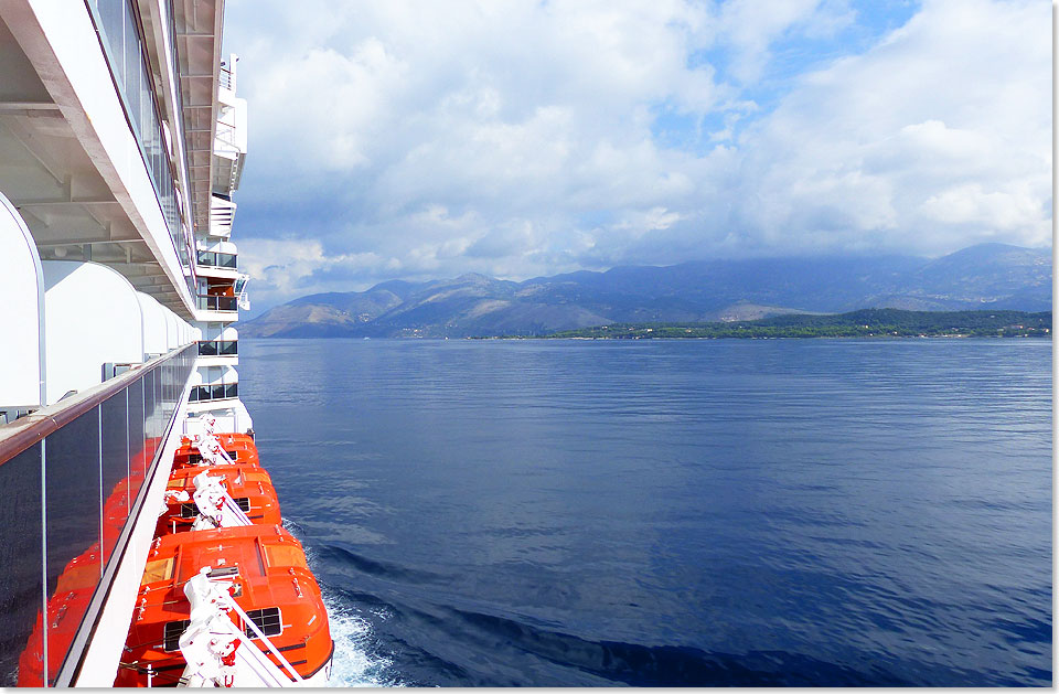 Da liegt Cephalonia. Die groe Livadi Bay ist ein Sahnestck, die kleine Ormos Argostoli, die rechts davon abgeht, erst recht. Leichter Trip durch die Geschichte? Einst soll die Insel Odysseus gehrt haben. Dann bernahm Byzanz, dann die Normannen. 1204 schnappte Venedig die Insel, 1797 wurde sie franzsisch und Teil der Republik der Sieben Vereinigten Inseln. 1809 wurden die Inselb britisch, 1864 schlielich griechisch.