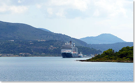 Die NIEUW AMSTERDAM am Steg von Argostoli. Erdbeben gehren zum Leben  das letzte groe Beben von 1953 legte die Stadt in Trmmer. Dafr ist sie heute umso hbscher.