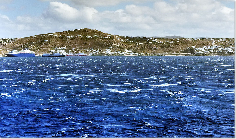 Dort hinten liegt Mykonos, eigentlich zum Greifen nah. Aber bei einem steifen Nordwind mit 45 Knoten bleiben die Tenderboote vorsichtshalber im Hafen, Landgang gestrichen, keine Eroberung, nur schmachtende Blicke. 