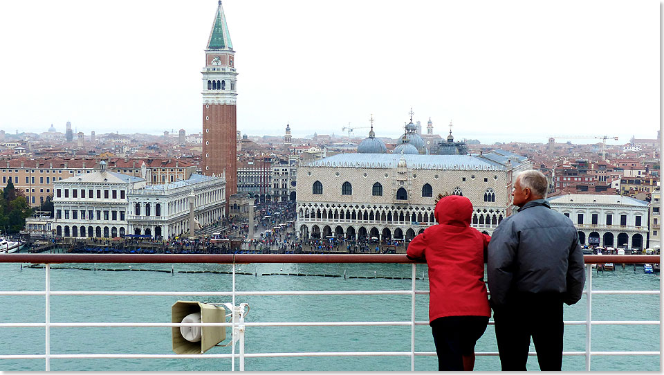 Zurck in Venedig. Es regnet, klar. Aber am Markusplatz bleiben die Menschen trotzdem unglubig stehen, als die NIEUW AMSTERDAM vorbeigezogen wird.  