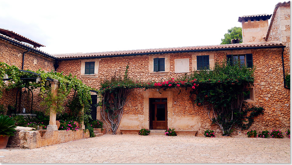 In dem ehemaligen Landwirtschaftsgebude befinden sich in einem typsich mallorquinischen Innenhof auf zwei Etagen fnf Ferienwohnungen.