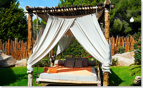 Nach den Anwendungen begibt man sich auf eines der Bali-Betten im grozgigen Garten.