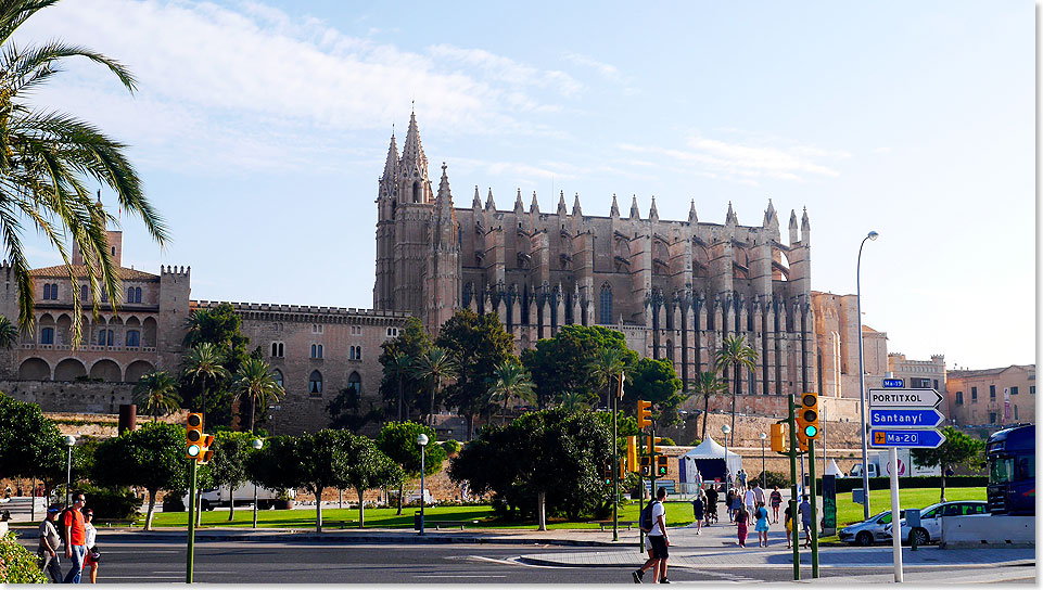 Die Kathedrale der Heiligen Maria in Palma de Mallorca. Sie wird im Volksmund einfach La Seu genannt, dieser katalanische Ausdruck bedeutet der Bischofssitz. 