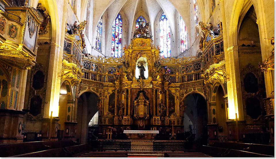 Hinter dem Altar mit dem barocken Altaraufsatz befindet sich die gotische Grabsttte des berhmten Ramon Llull. Dieses Grab wurde 1480 von Francesc Sagrera gebaut.