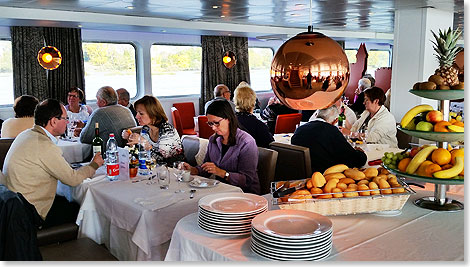 Gste beim Mittagessen im hellen Restaurant.